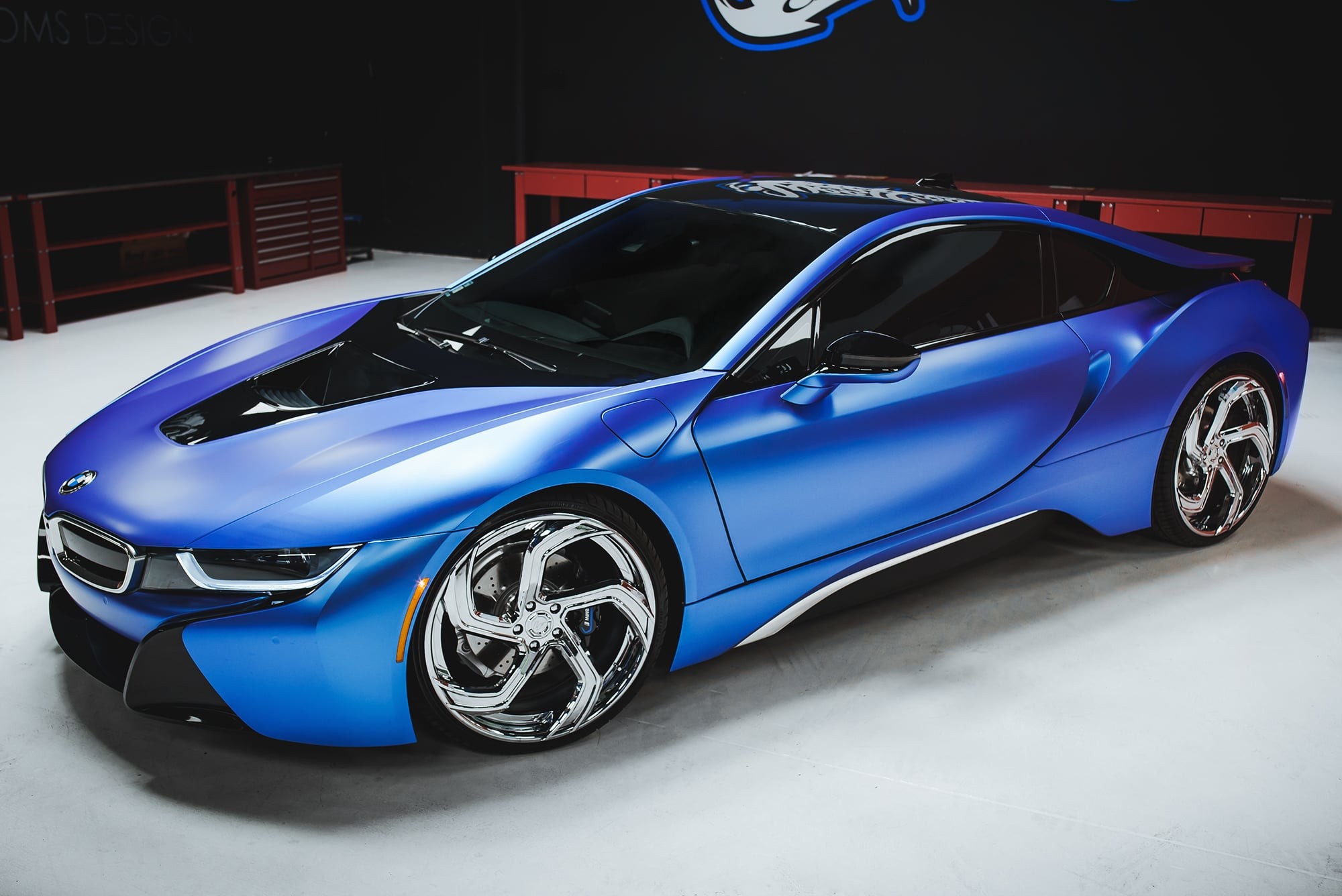 Blue BMW i8 on LZ-761